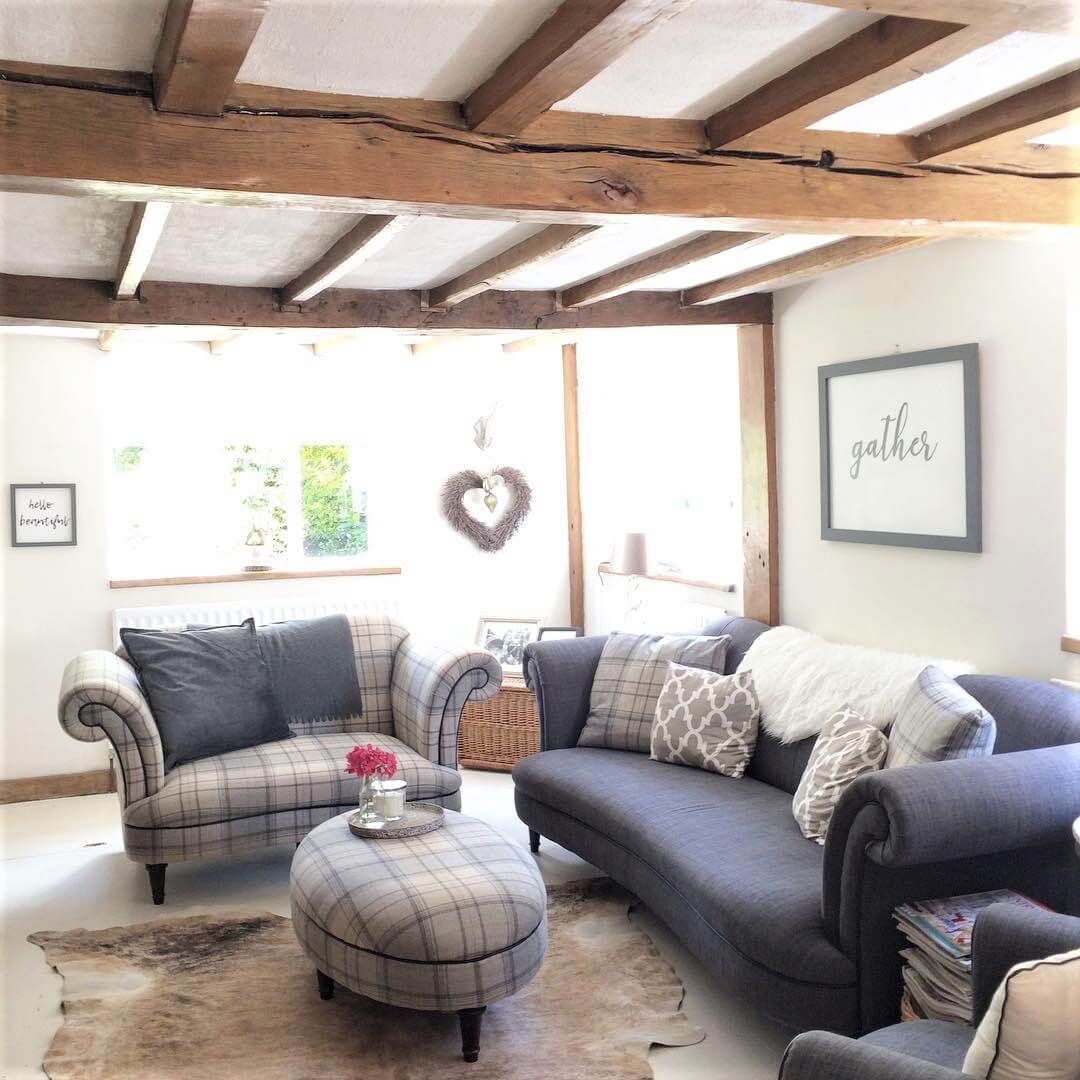 Living room furniture: would you renovate a listed property? Amanda did. Find out how she got in here on www.lovetohome.co.uk - Photo credit: with permission from @theoldforgecottage